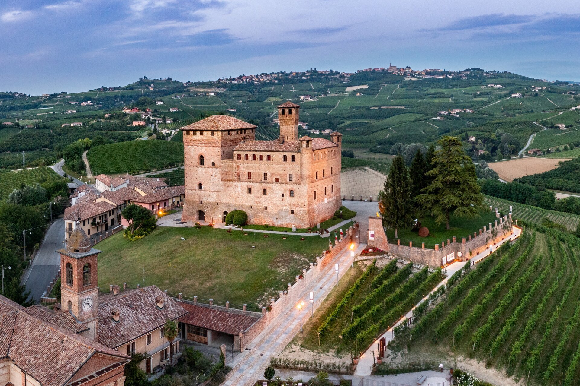 X edizione dell’omaggio "Langhe-Roero e Monferrato: Onde di bellezza e geometrie coltive nei paesaggi e nei paesi del vino"- Grinzane Cavour